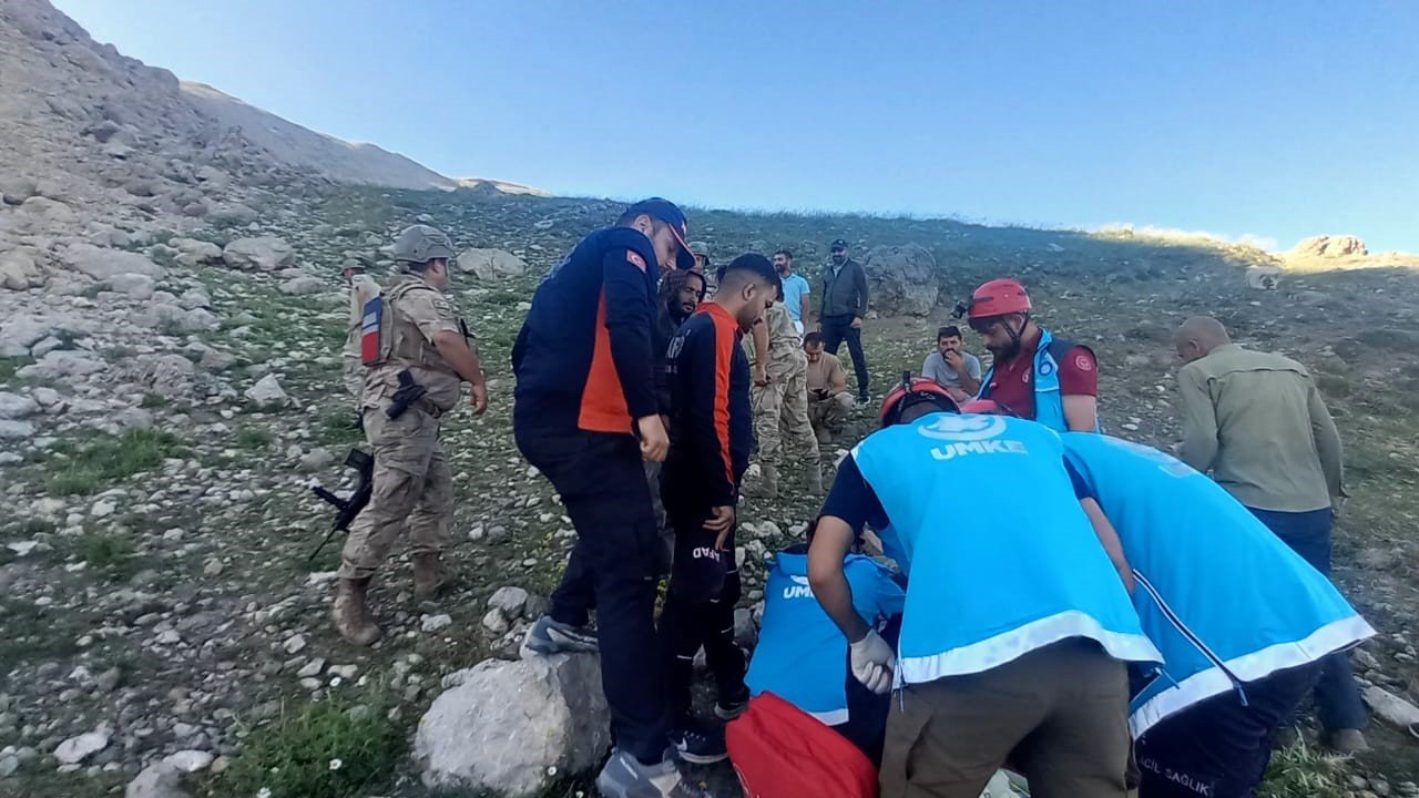 Tunceli'de dağda düşen çoban kurtarıldı