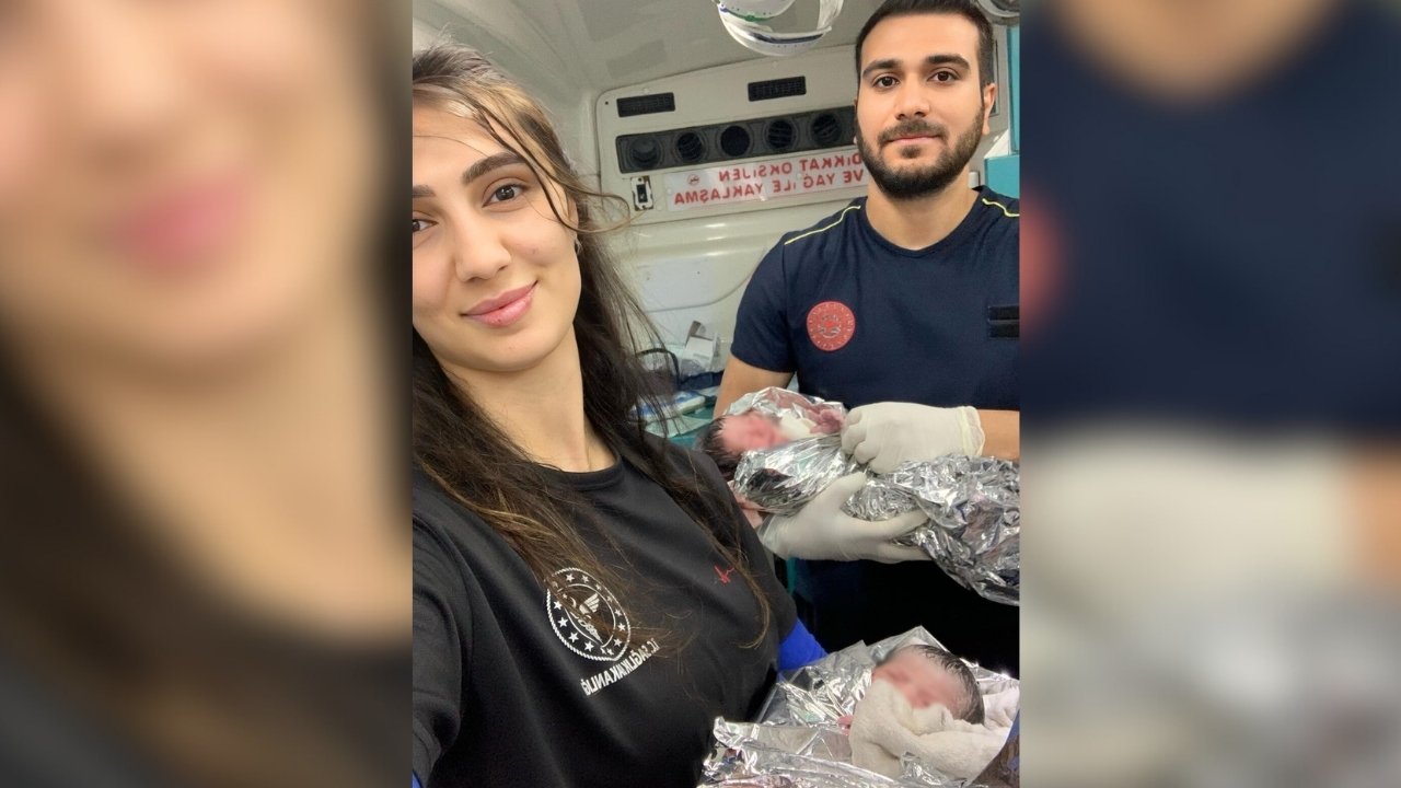 Ambulansta ikiz bebek dünyaya geldi