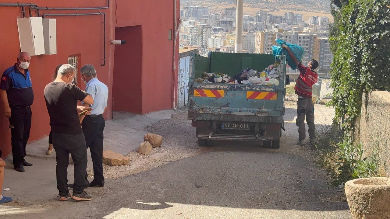 Mardin’de bir evden 2 kamyon çöp çıkartıldı
