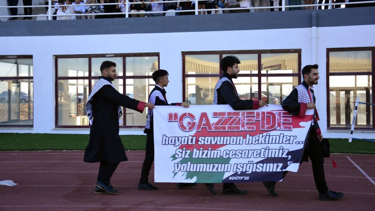 Diyarbakır'daki tıp öğrencilerinden 'Filistinli' mezuniyet