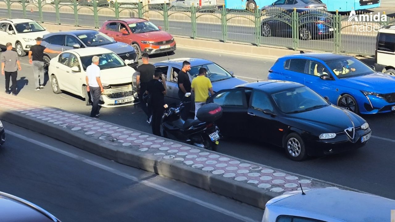 Diyarbakır'da kaza: Araçlar çarpıştı, trafik durdu