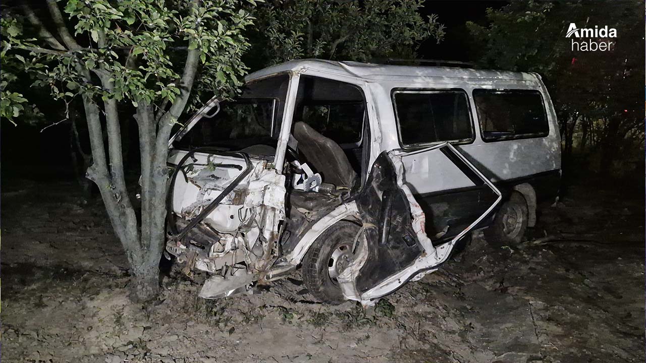 Minibüs bahçeye uçtu: 1 yaralı