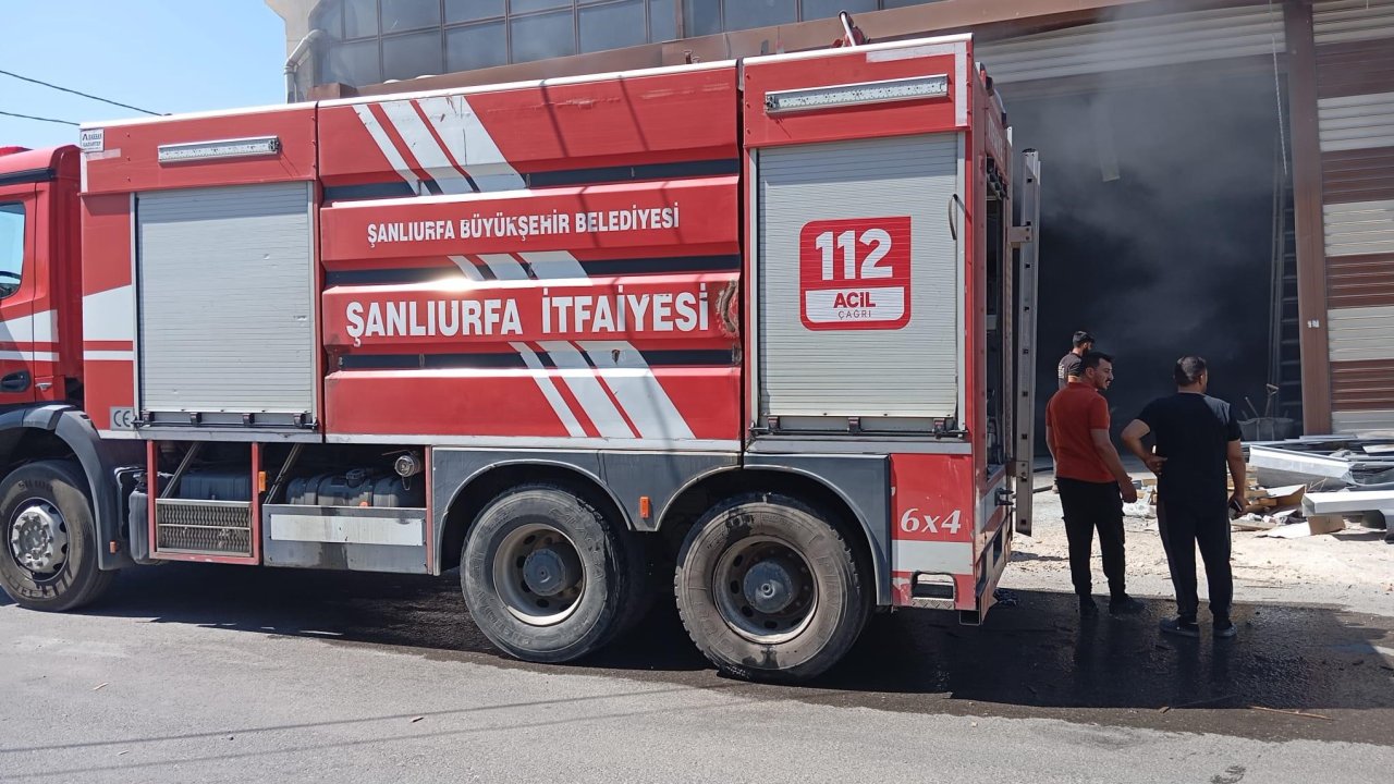 Şanlıurfa'da boya fabrikası yangını kontrol altında