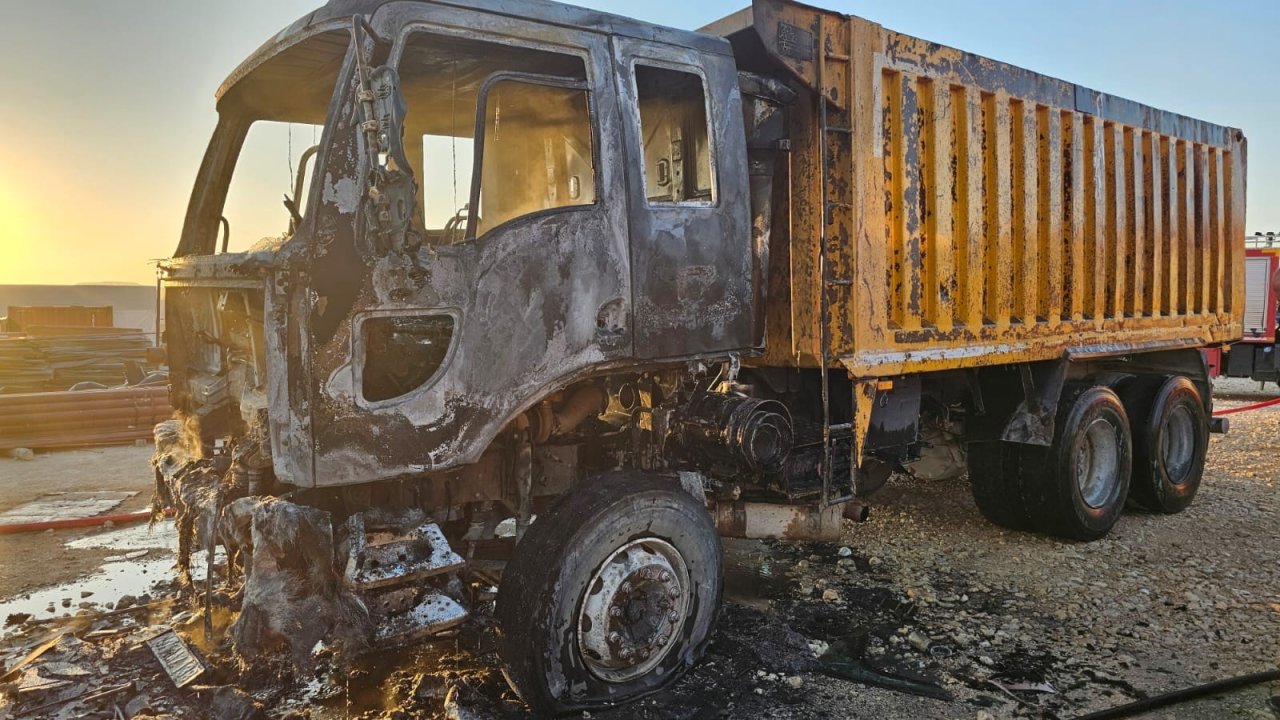 Mardin'de kamyon yangını: Araç küle döndü
