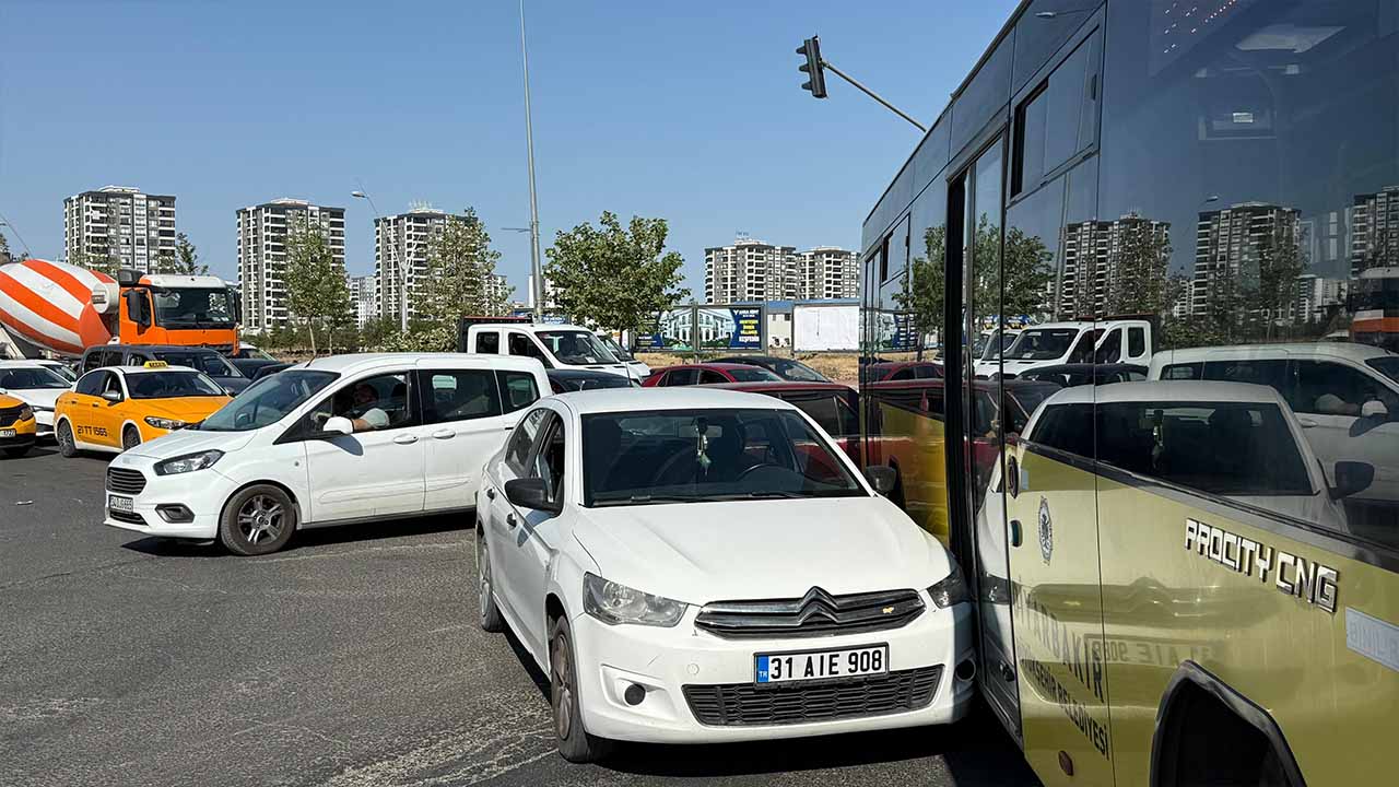 Diyarbakır’da otobüs ile otomobil çarpıştı: Trafik felç oldu
