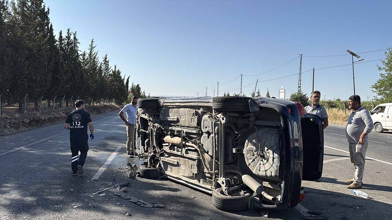 Adıyaman’da otomobil biçerdöverle çarpıştı: 6 yaralı