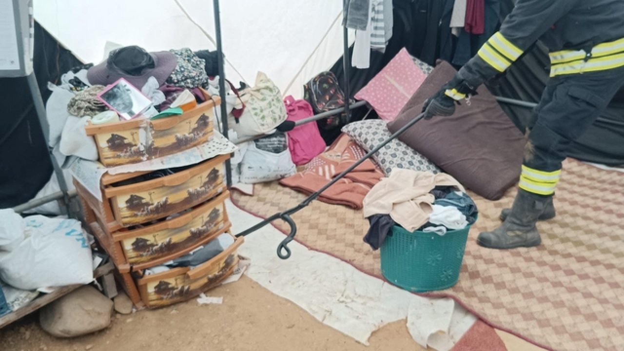 Bingöl'de itfaiye yılanı çiftçi çadırından çıkardı