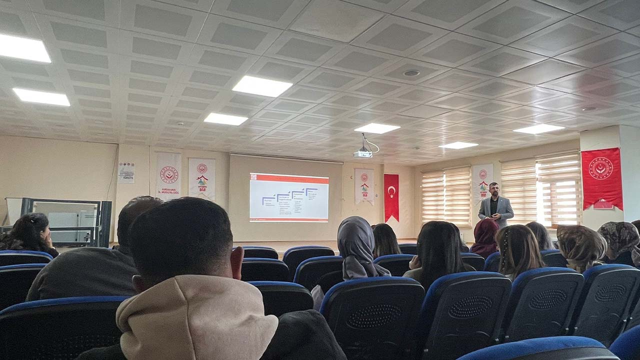 Ardahan'da ‘Koruyucu Aile Olmak’ konulu seminer gerçekleşti