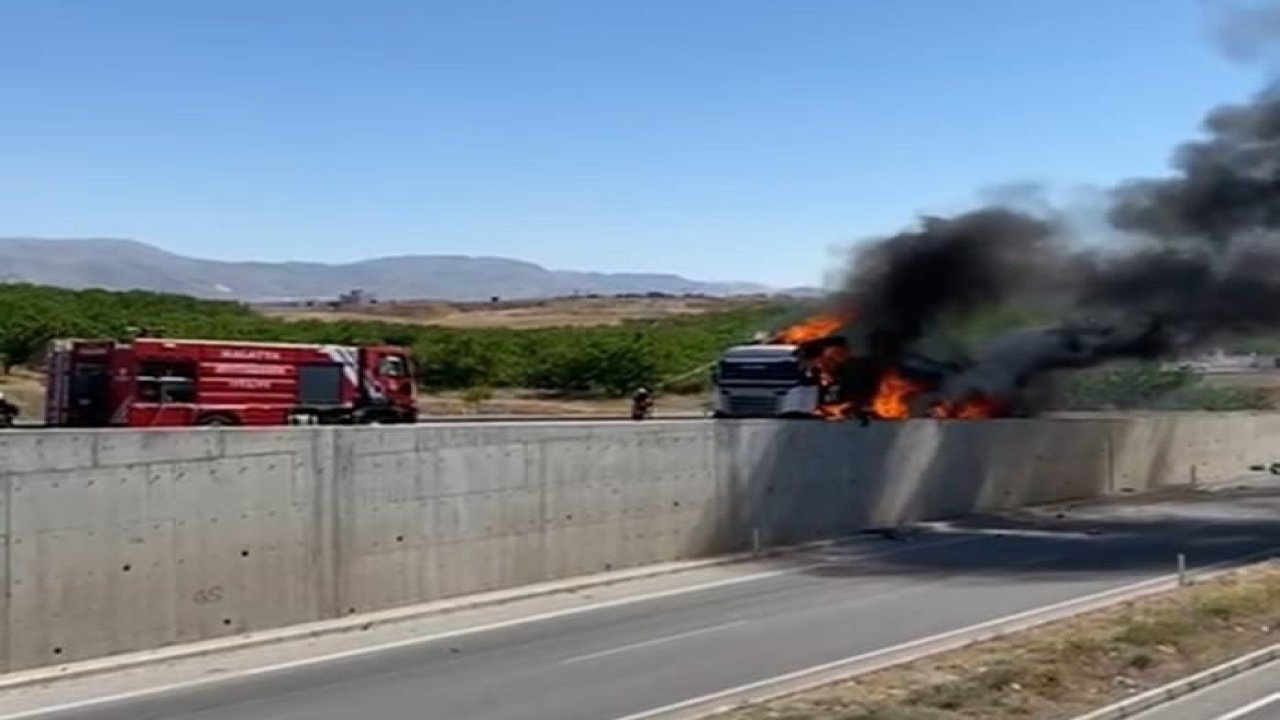 Malatya'da tır alev aldı: Bariyerlere çarptı