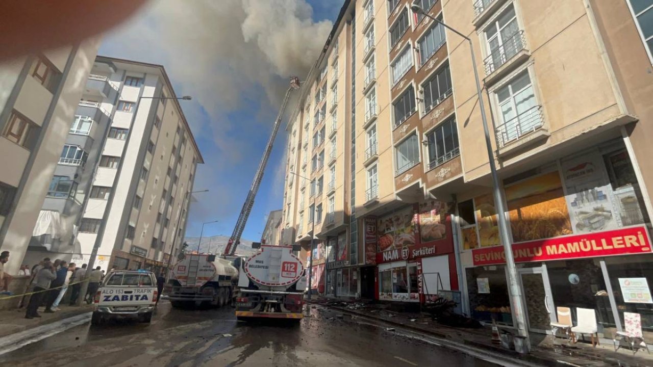 Muş'ta 9 katlı binanın çatısında çıkan yangın söndürüldü