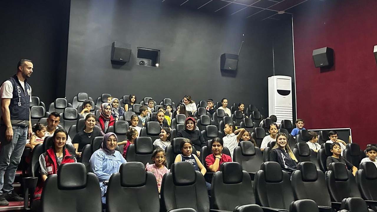 Adıyaman’da depremzede çocuklarına sinema etkinliği