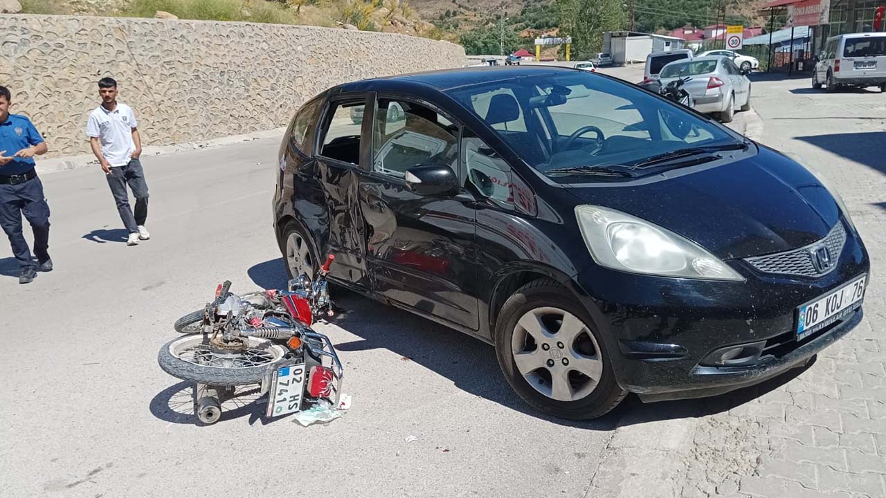 Adıyaman’da otomobil ile motosiklet çarpıştı: 2 yaralı