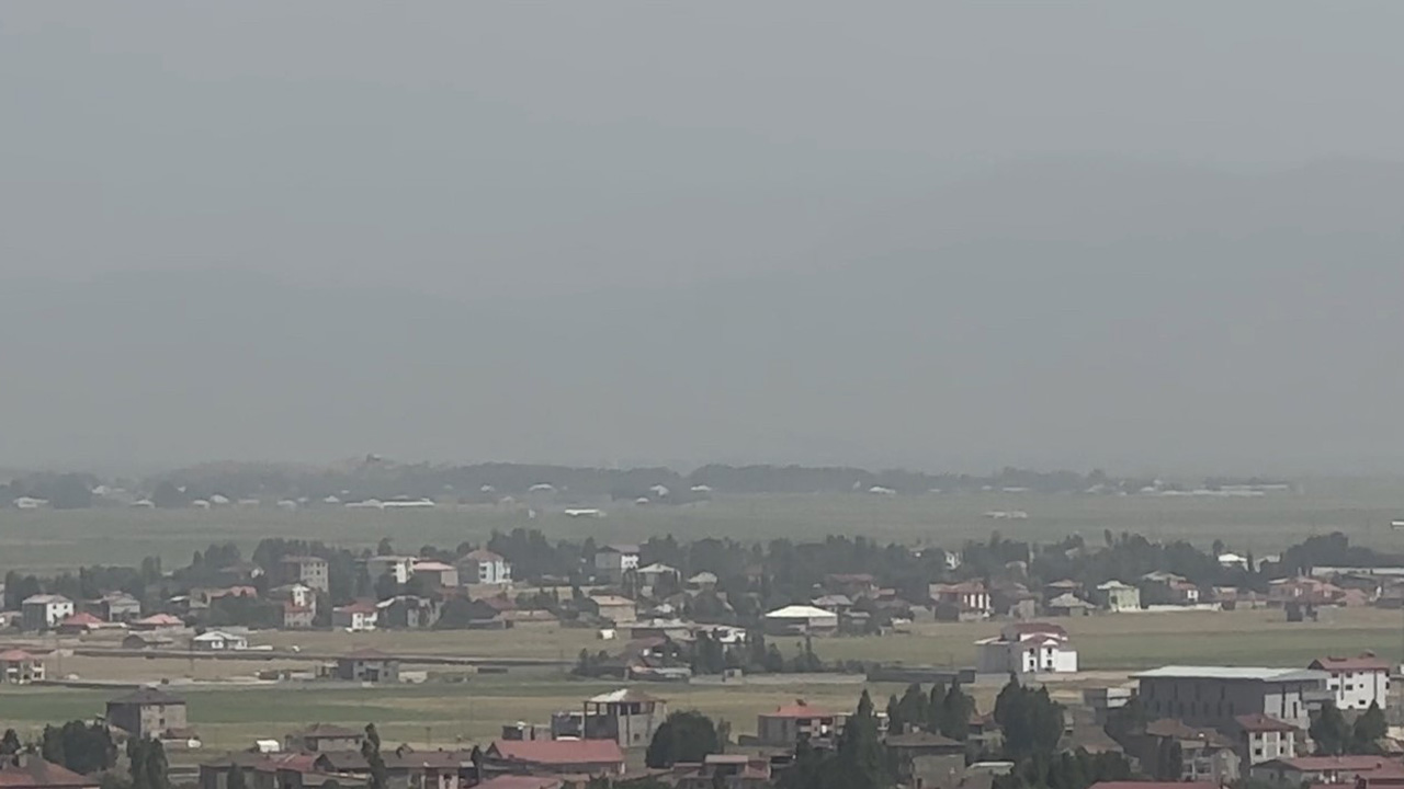 Hakkari’de dağlar toz bulutu altında kaldı