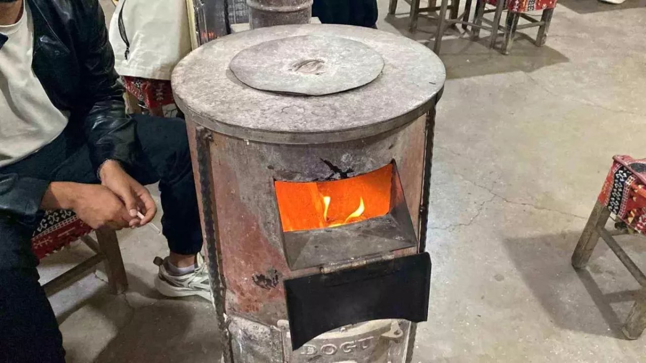Yaz ortasında kış havası: Erzurum'da sobalar yandı