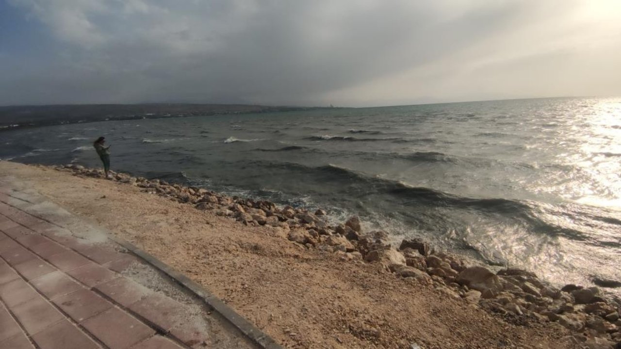 Van’da şiddetli rüzgar sahili dövdü
