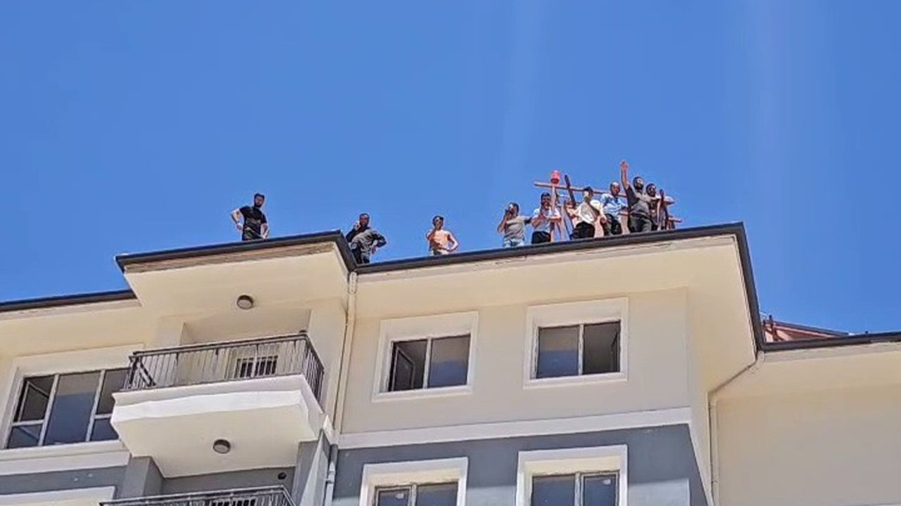 Adıyaman’da para alamadıklarını iddia edilen işçiler binanın tepesine çıktı