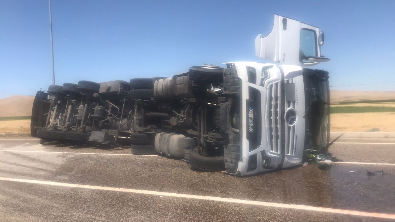 Malatya'da korkutan kaza: Tanker devrildi