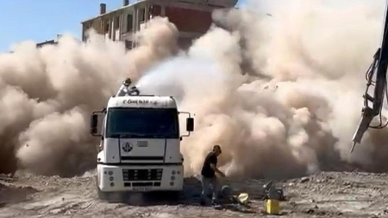Elazığ’da ağır hasarlı bina yıkıldı