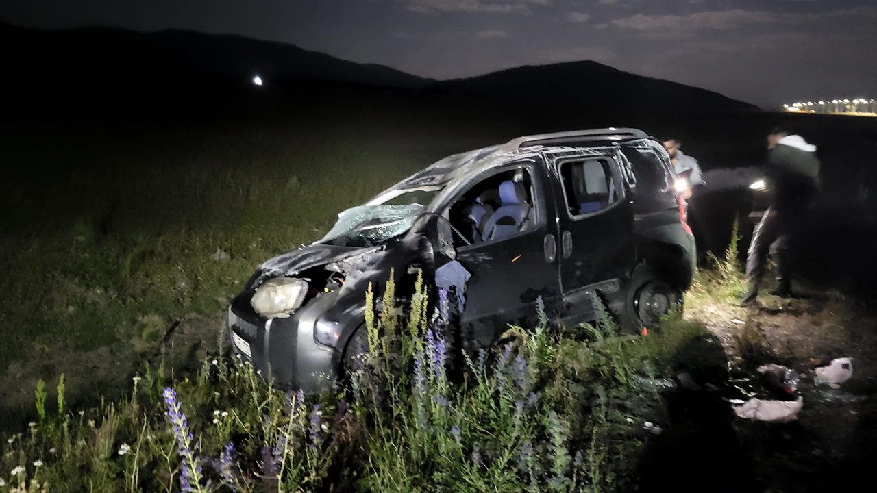 Kars’ta araç şarampole devrildi: 4 yaralı