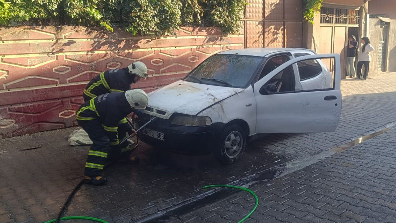Batman'da park halindeki araç alev aldı