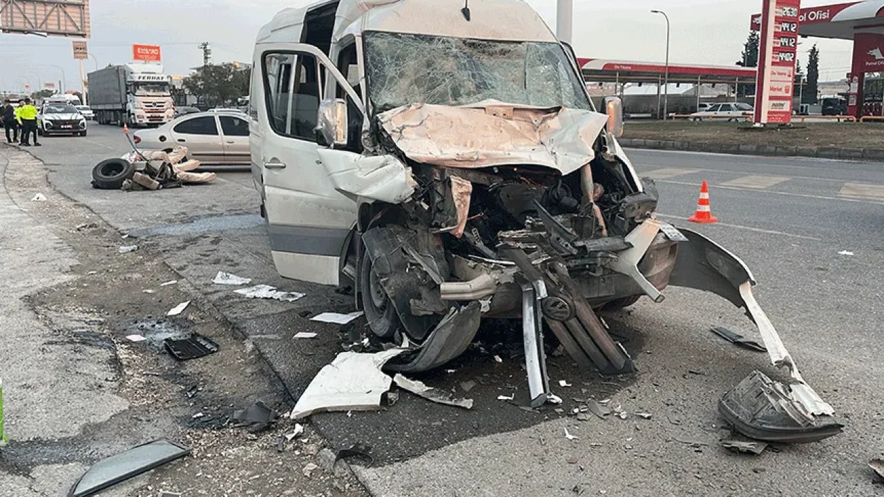 Şanlıurfa'da işçi servisi ile otomobil çarpıştı