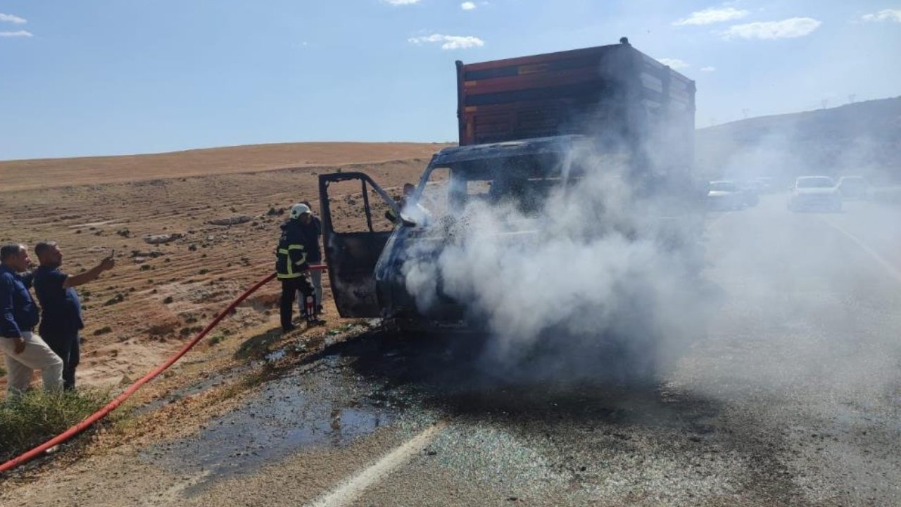Adıyaman’da kamyonet alev topuna döndü