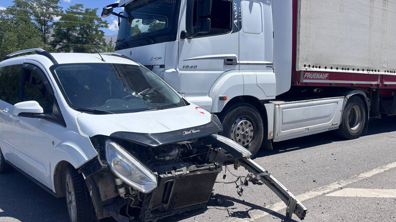 Otomobil ile tır çarpıştı: 2 kişi yaralandı