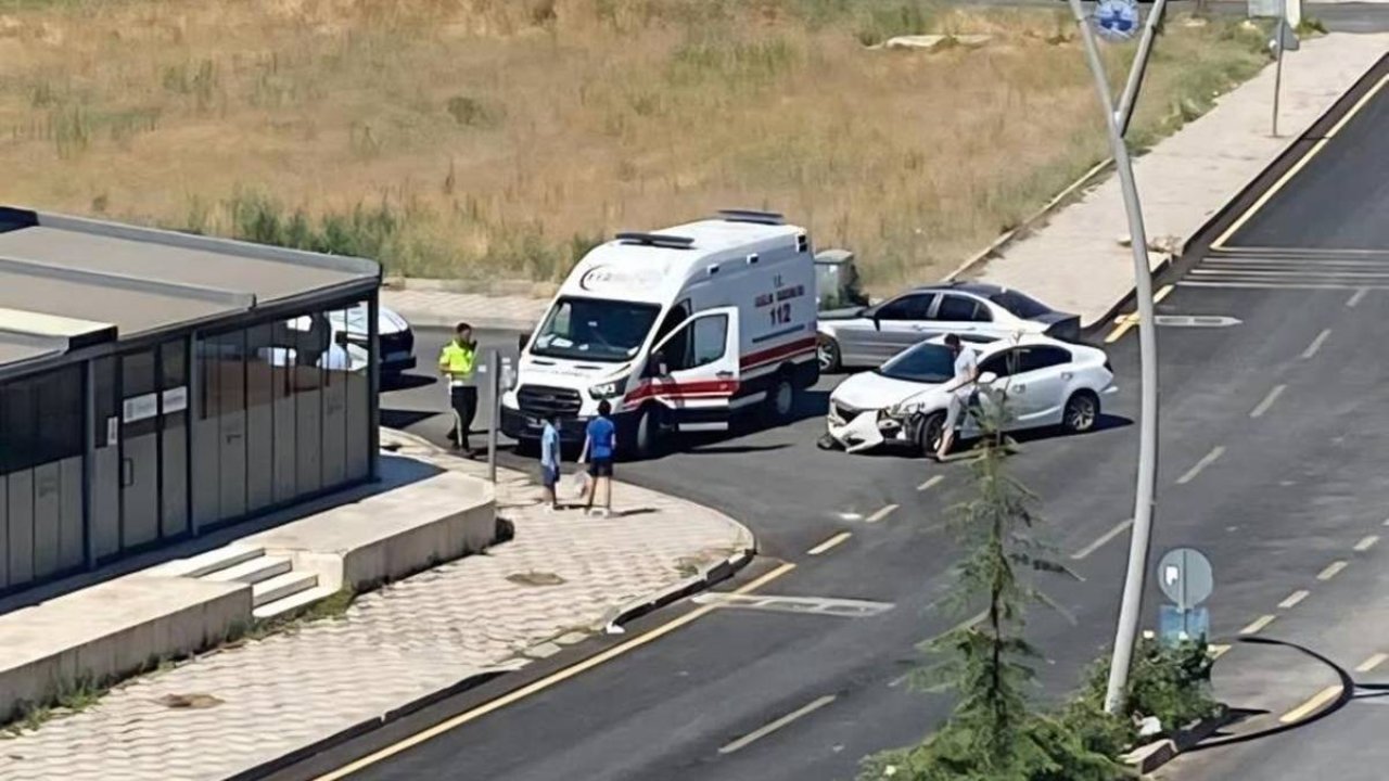 Elazığ’da 2 otomobil çarpıştı