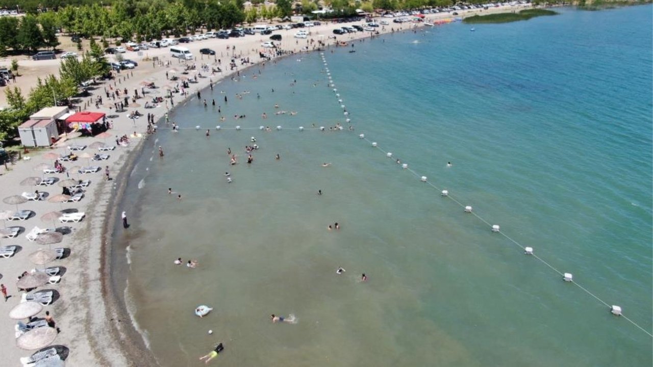 Hazar Gölü’nde yüzerken kriz geçirdi: Kurtarılamadı