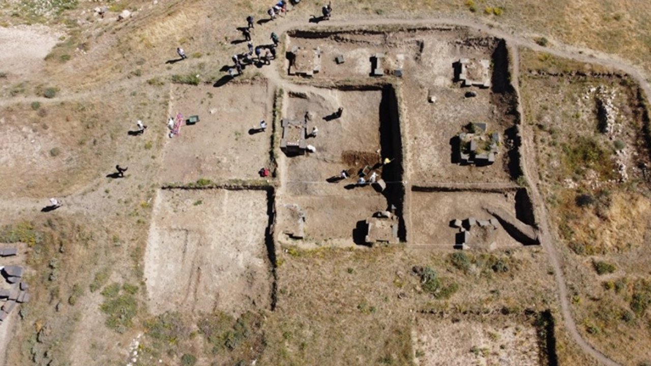 Bitlis’in Kef Kalesi’nde 49 “fil ayağı” gün yüzüne çıkarıldı