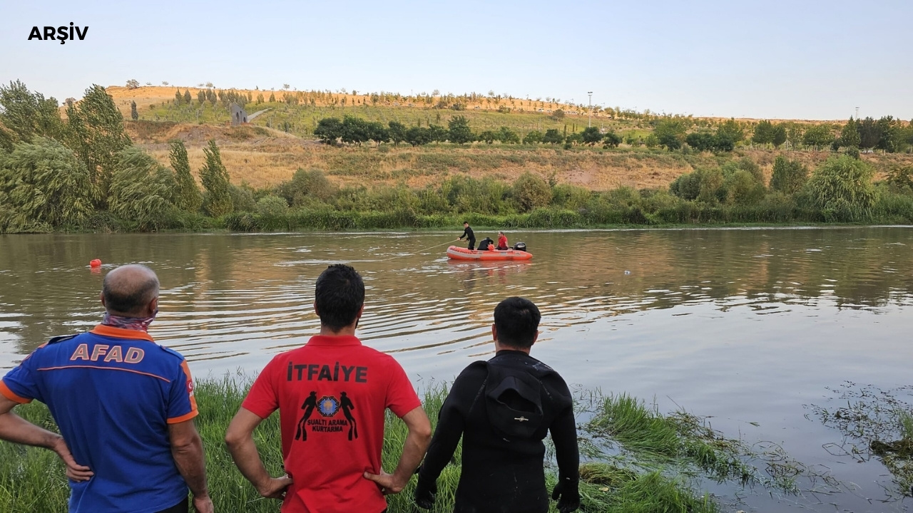 Dicle Nehri’ne giren 3 kişi akıntıya kapıldı