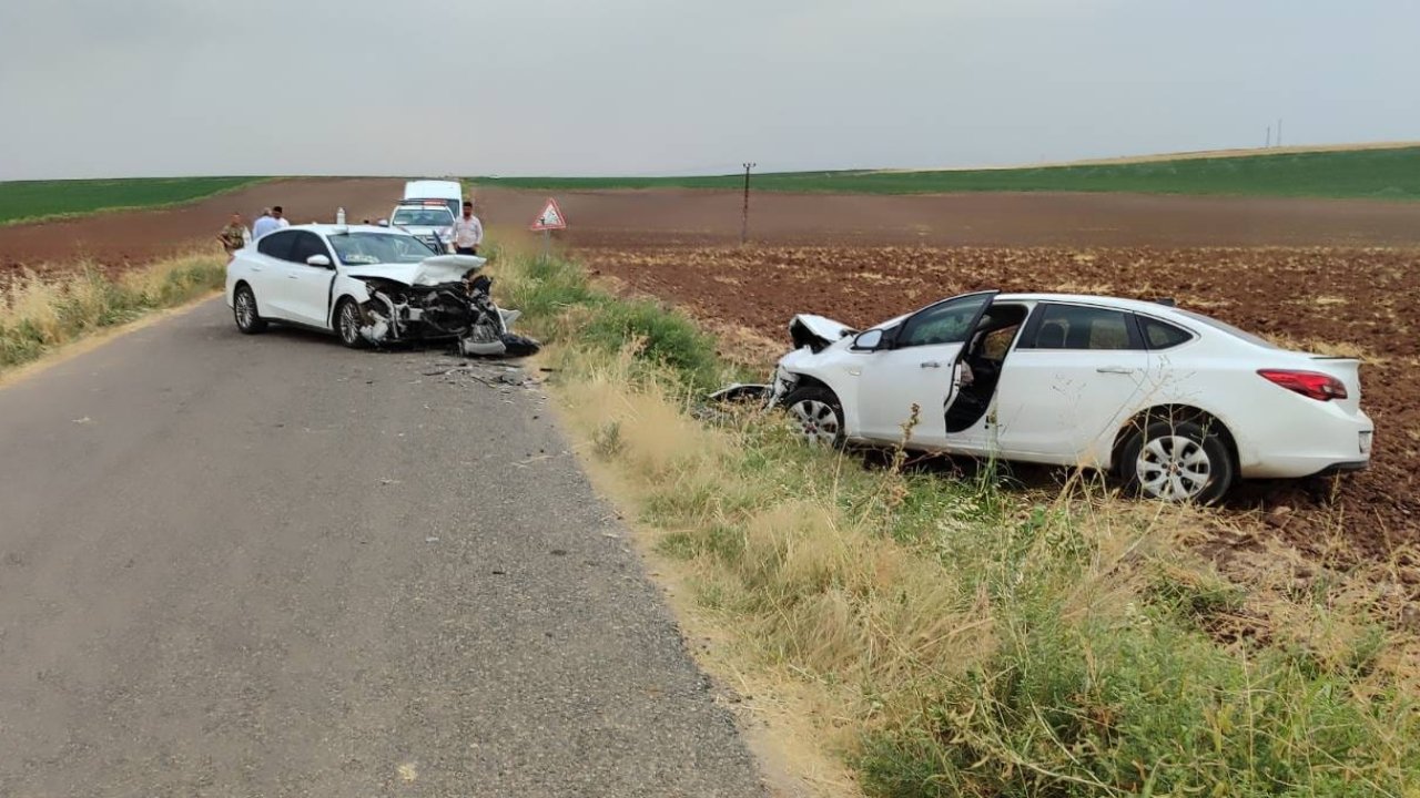 Diyarbakır'da İki otomobil çarpıştı, dört yaralı