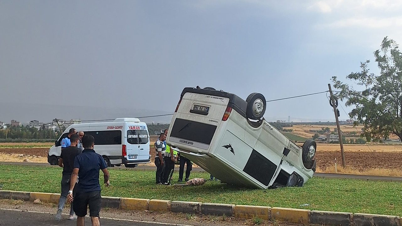 Gaziantep’te minibüs takla attı: Sürücü yara almadan kurtuldu