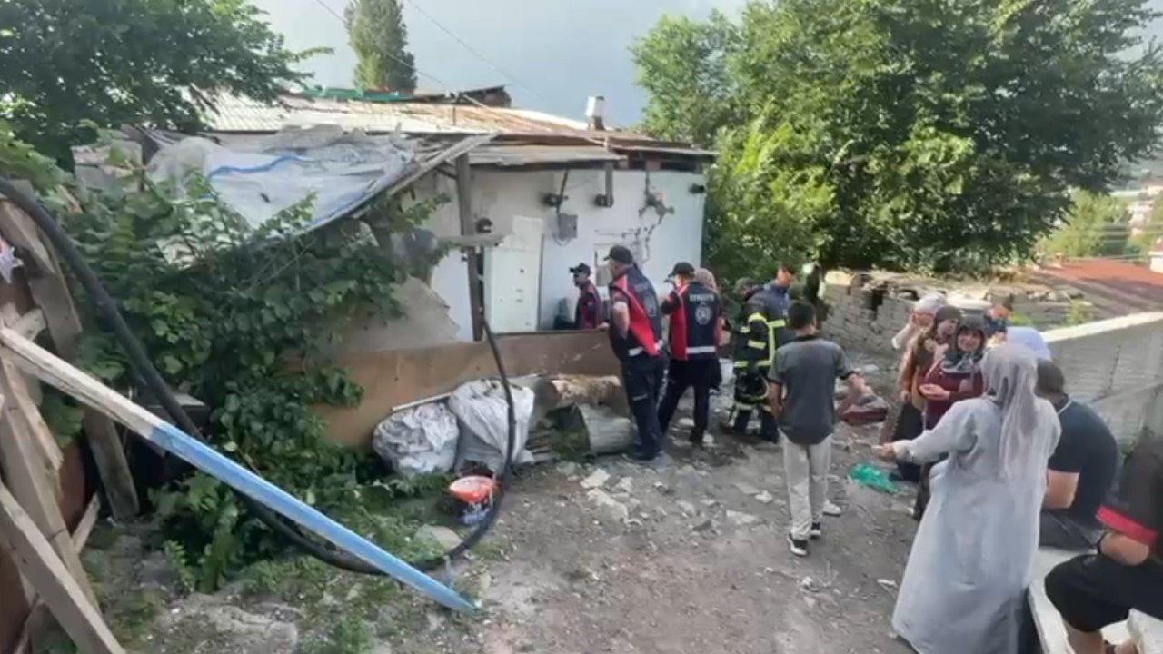 Kars'ta yangın paniği: Odunluk alev alev yandı