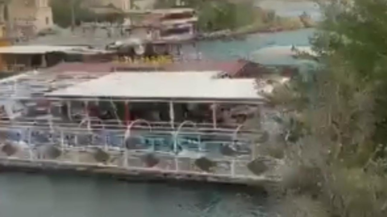 Fırat'ta yüzen restoran fırtınaya yenik düştü