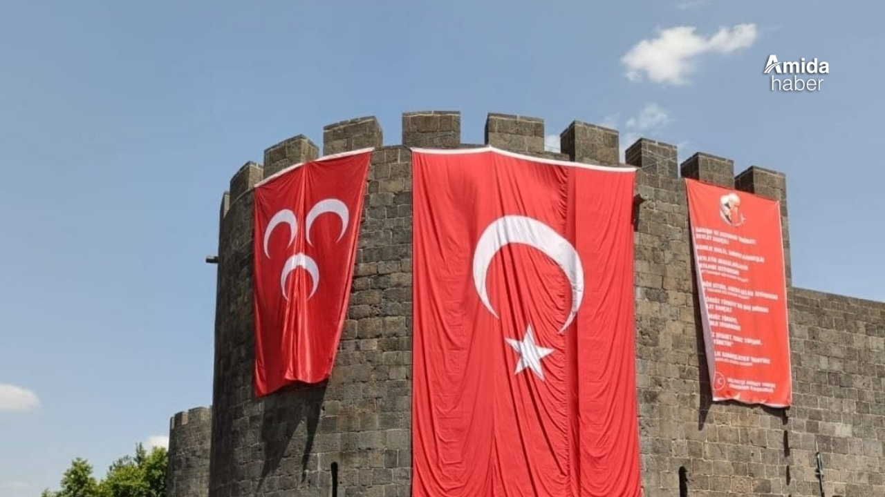 Diyarbakır Surları bunu da gördü: 3 hilalli bayrak!