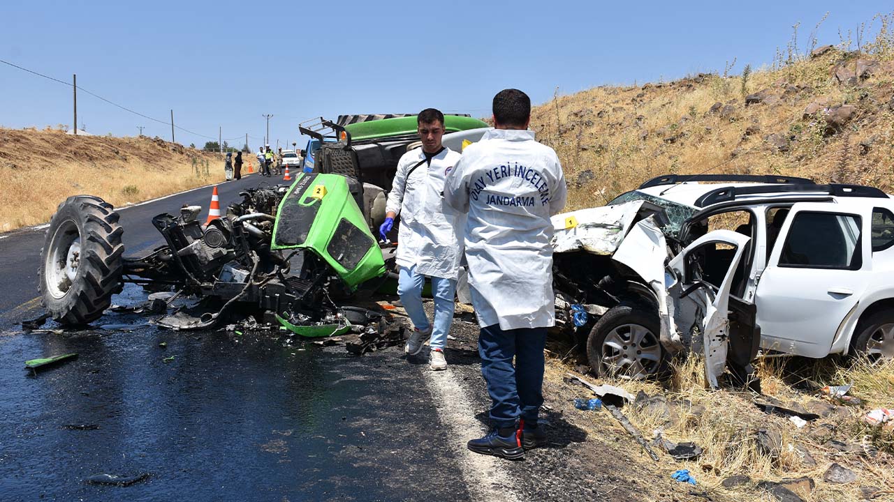 Siverek’te feci kaza: Traktör hurdaya döndü, 1 ölü, 2 yaralı