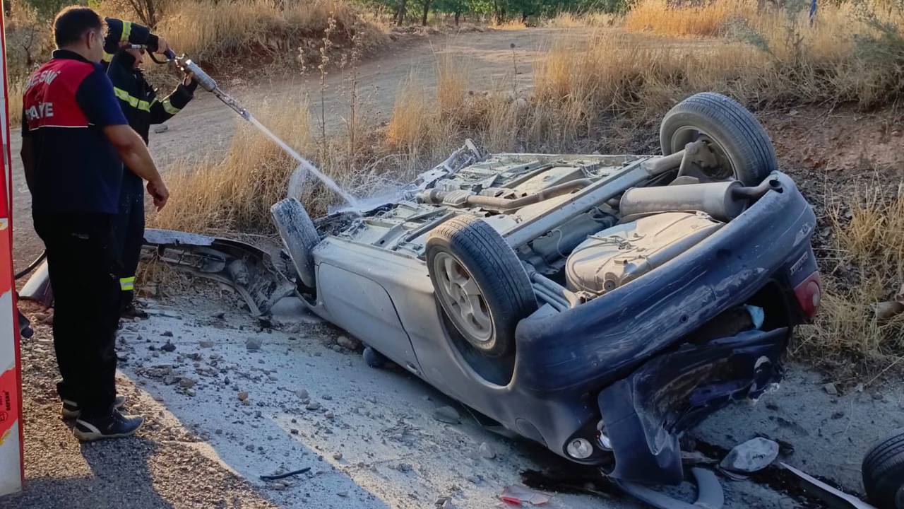 Adıyaman Besni’de otomobil ters döndü