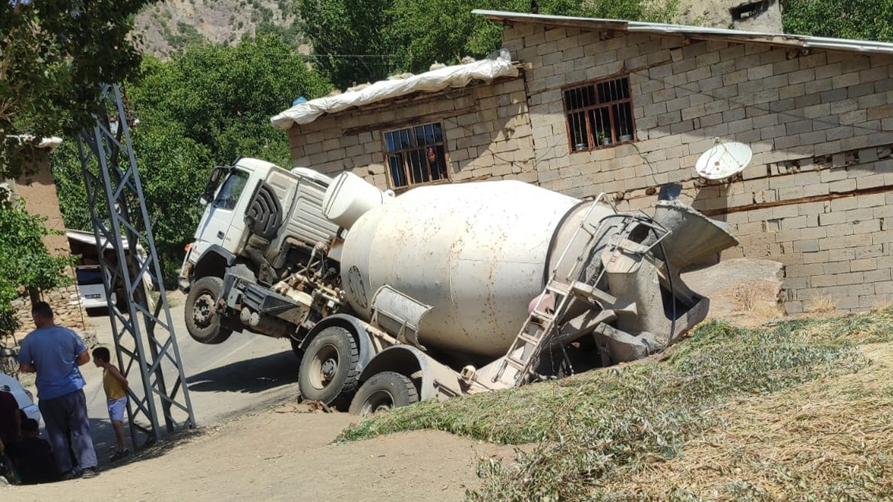 Hakkari'de beton mikseri ahırın üstüne yan yattı