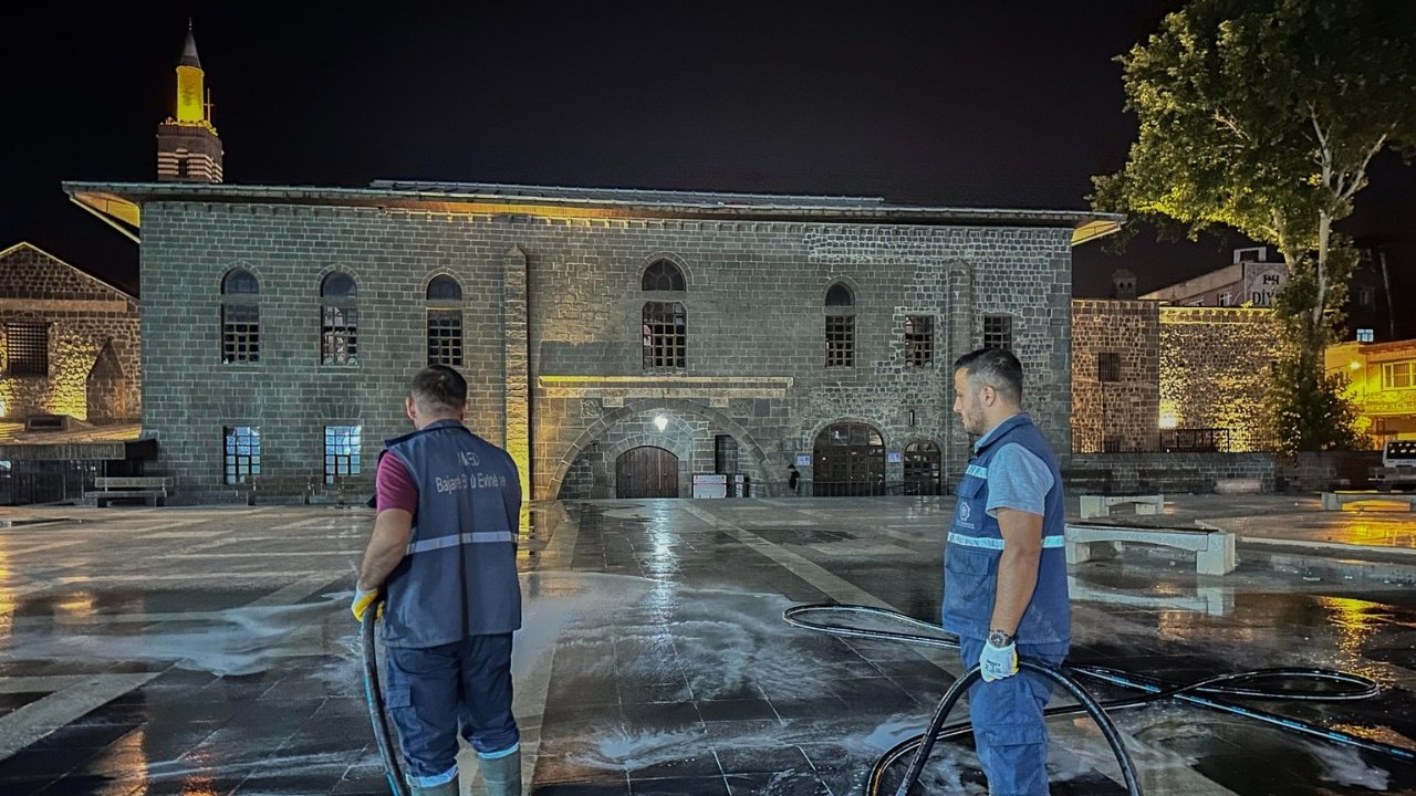 Diyarbakır'da temzilik seferberliği: Gece çalışması başlatıldı
