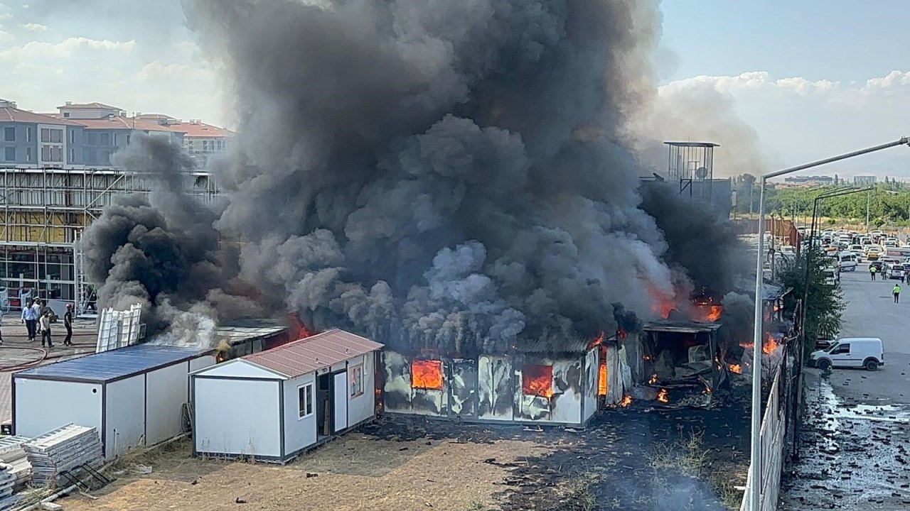 Malatya'da korkutan yangın: Hırdavat dükkanı küle döndü