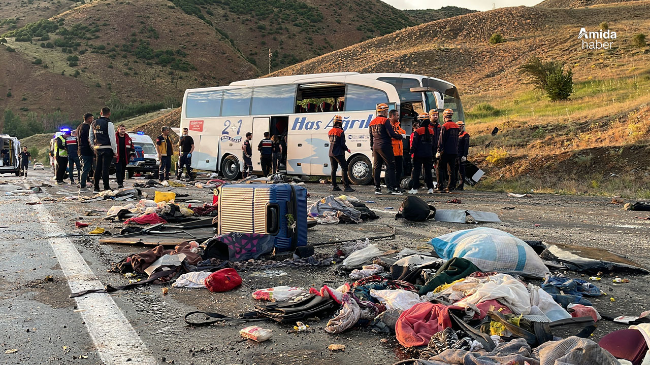Sivas'ta katliam gibi kaza: 3 ölü, 24 yaralı
