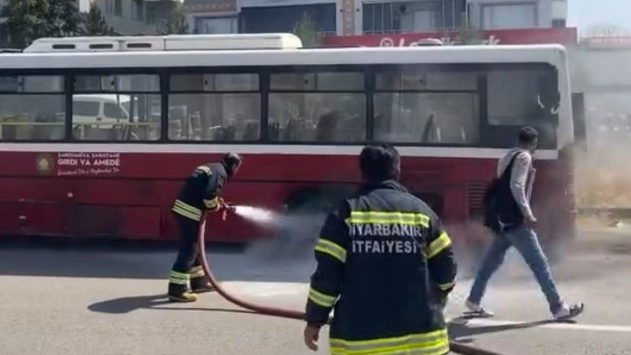 Diyarbakır’da duraktaki otobüs yandı: İtfaiye yetişti