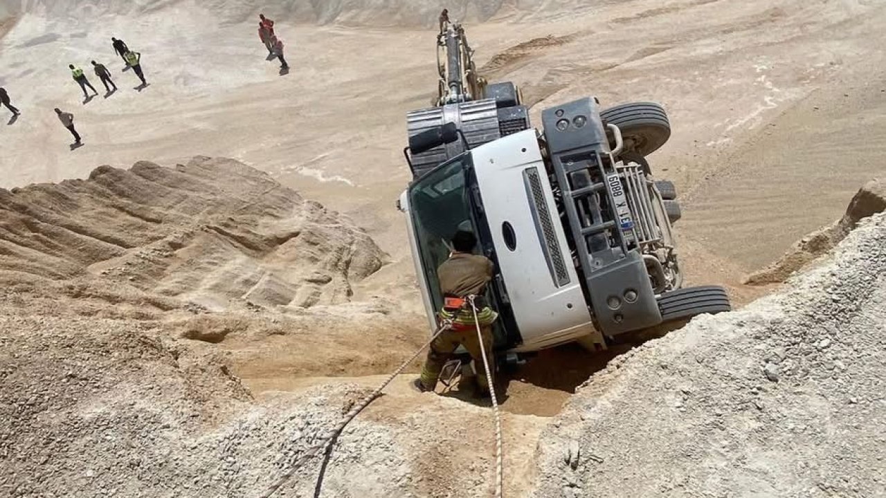 Kum ocağında kamyon devrildi: Hatay'da 1 yaralı var