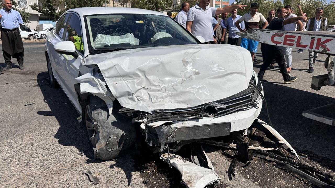 Siverek'te iki otomobil kafa kafaya çarpıştı: 1 ölü, 4 yaralı