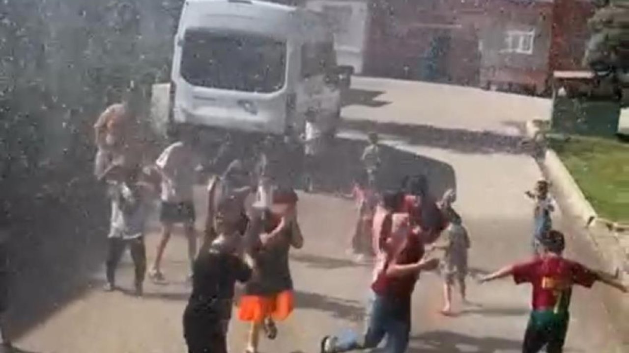 Diyarbakır'da çocuklar su tankerinden fışkıran suyla serinledi