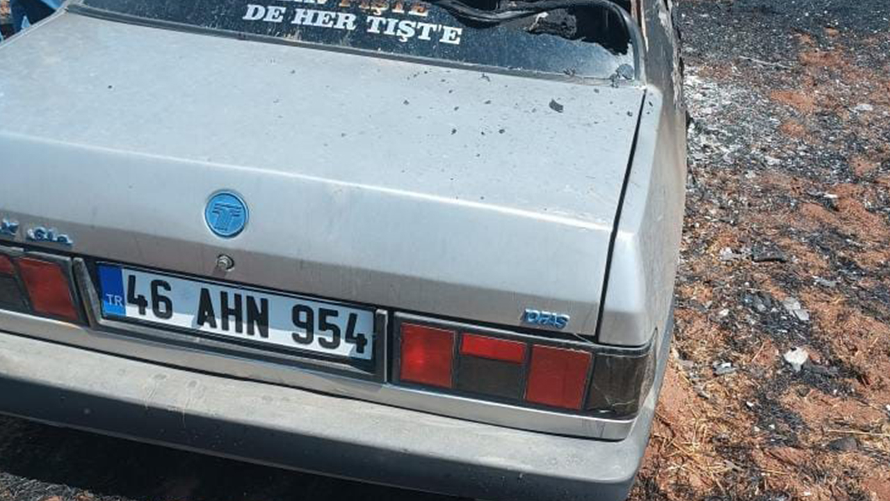 Siverek'teki tarla yangınında otomobil alevlerin arasında kaldı