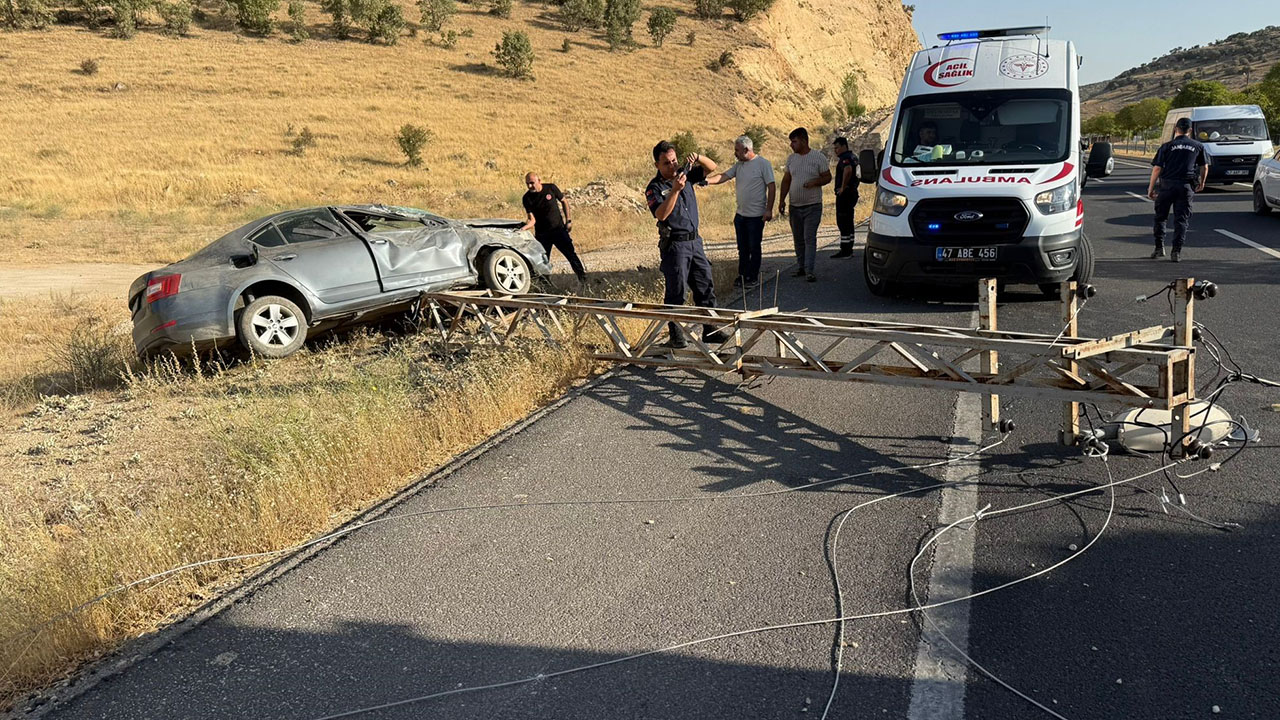Mardin'de araç elektrik direğine çarptı: 3 yaralı