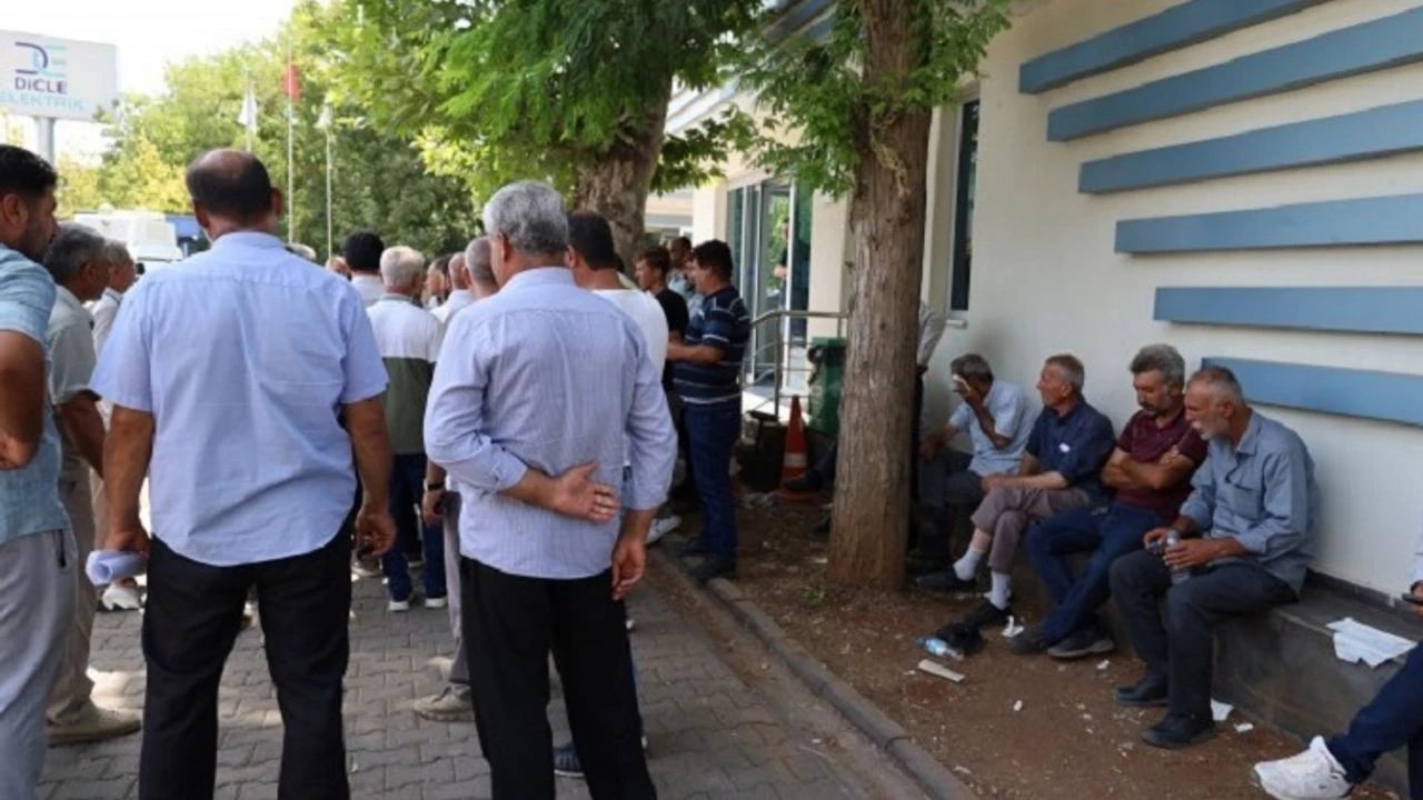 Diyarbakır'da elektrik isyanı: Çiftçi DEDAŞ'a yürüdü