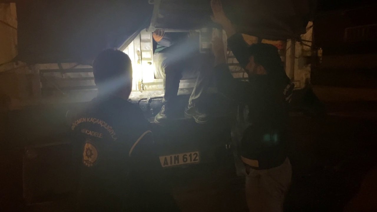 Tır dorsesi insan doluydu: Erzurum'da 22 düzensiz göçmen yakalandı